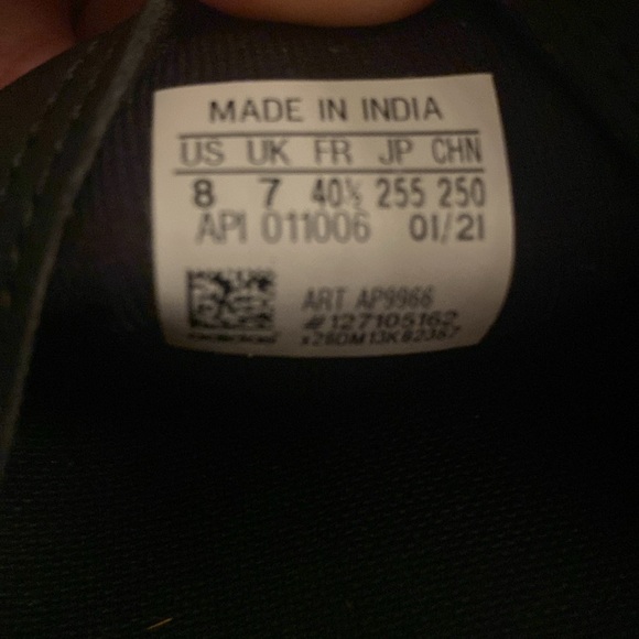 Adidas size 8 slides. Excellent condition never worn. - Picture 9 of 9